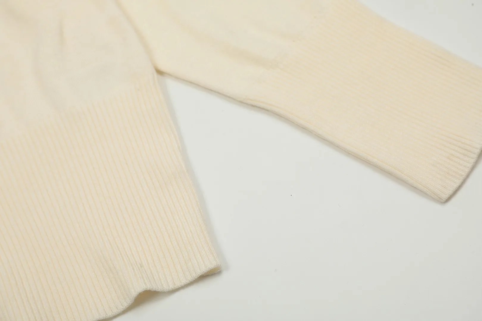 vivienne west wood West Queen Vivian Saturn New Retro "Unisex" Hollow Design Knitted Sweater Wool Round Neck 2024 Spring Latest Style Size: S -M- L Color: Apricot Navy